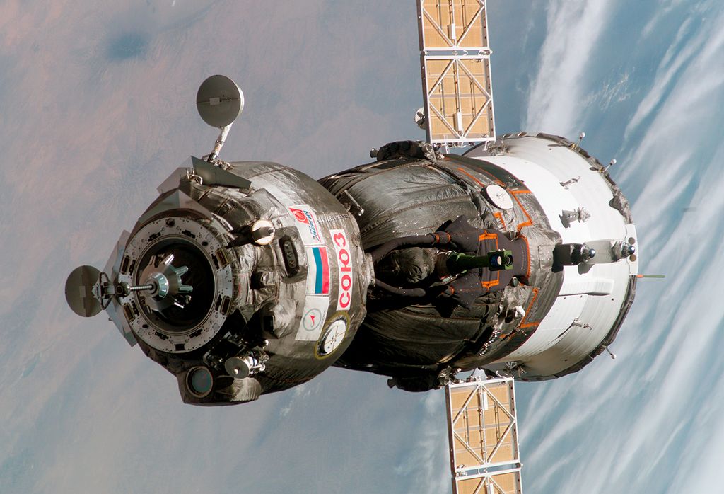 Det russiske Soyuz TMA-6 rumskib nærmer sig Den Internationale Rumstation. Foto: NASA [Public domain]